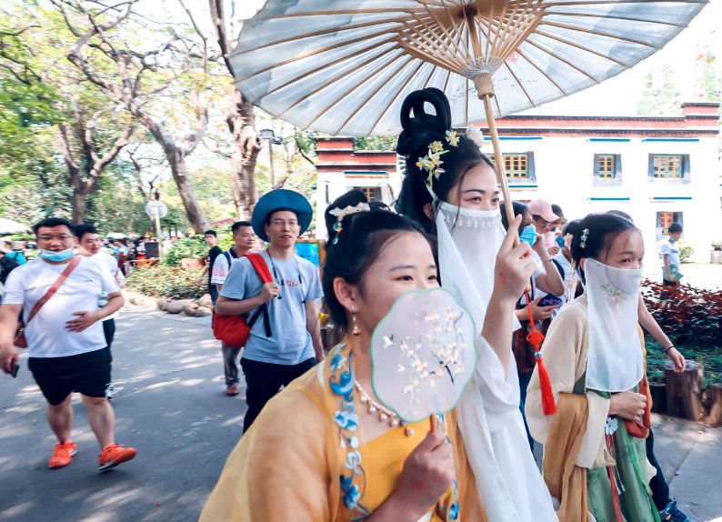 今年五一假期出门旅游的人多了！