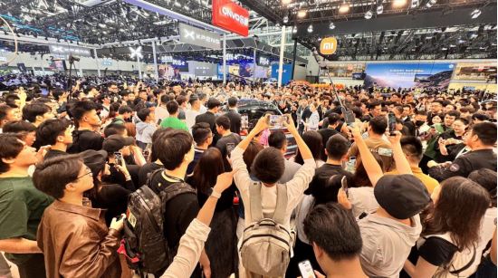 直击广州车展：雷军的车“很亮眼”，但余承东的车“更神秘” | 次世代车研所 第2张