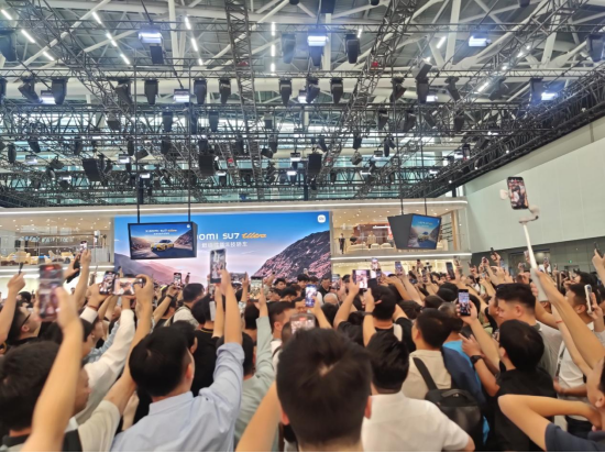 直击广州车展：雷军的车“很亮眼”，但余承东的车“更神秘” | 次世代车研所 第3张