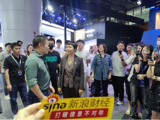 直击广州车展：雷军的车“很亮眼”，但余承东的车“更神秘” | 次世代车研所 第4张