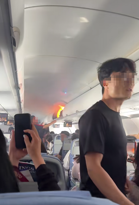 突发！杭州飞韩国一航班行李架起火，“整个客舱都是烟”，紧急备降浦东机场！官方最新通报 第1张